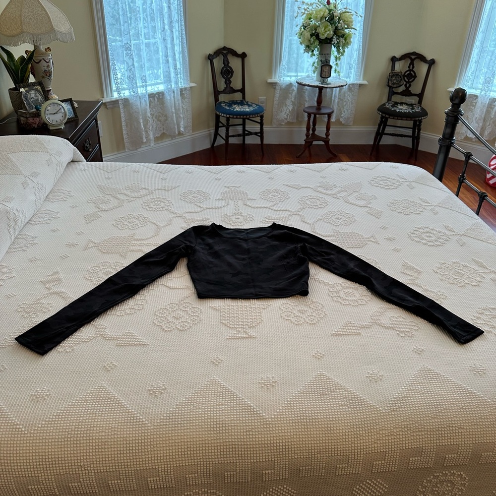 LULULEMON WUNDER TRAIN HERITAGE CAMO LONG SLEEVE CROPPED SHIRT SIZE 6